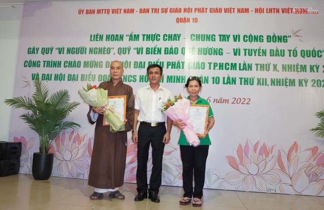 Ban Tổ chức gửi thư cảm ơn đến Thượng tọa Thích Quảng Chơn, Phó Thường trực Ban Trị sự GHPGVN quận 10 đã tặng phẩm vật là bài kinh Bát nhã viết tay bằng chữ Hán gây quỹ