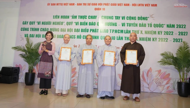 Bà Trần Thanh Ngọc gửi thư cảm ơn đến các tự viện trên địa bàn quận đã chung tay hỗ trợ các món chay gây quỹ từ thiện