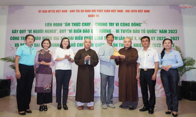 Thượng tọa Thích Trung Nguyện, Phó Thư ký Ban Trị sự GHPGVN TP.HCM trao tôn tượng Đức Phật Bổn sư Thích Ca Mâu Ni do Trưởng lão Hòa thượng Thích Trí Quảng tặng cho chương trình, được đấu giá 300 triệu đồng gây quỹ vì người nghèo