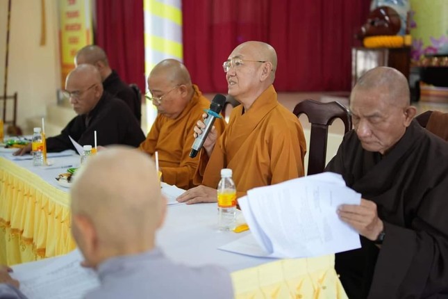 Thượng tọa Thích Bình Tâm chủ tọa phiên họp