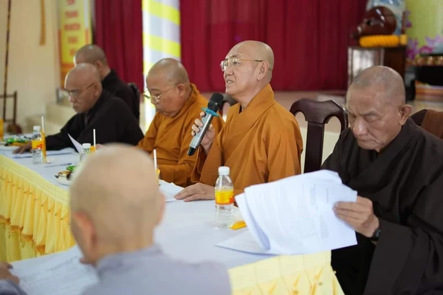 Thượng tọa Thích Bình Tâm chủ tọa phiên họp