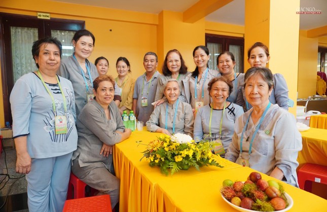 Phật tử Hoa Huệ (đầu tiên từ bên phải qua) cùng nhóm công quả Đạo tràng Pháp Hoa