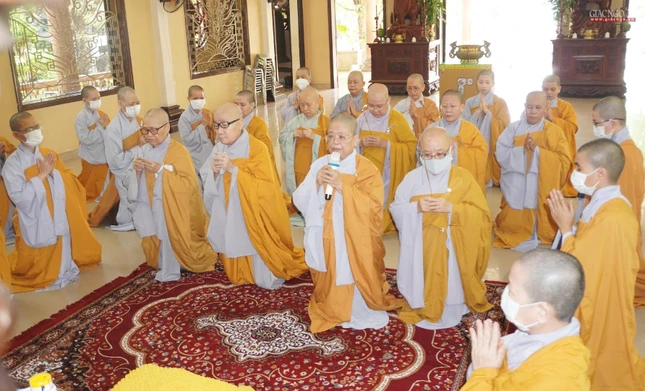 Dâng hương lễ Phật tại trường hạ chùa Vĩnh Phước Dâng hương lễ Phật tại trường hạ chùa Vĩnh Phước