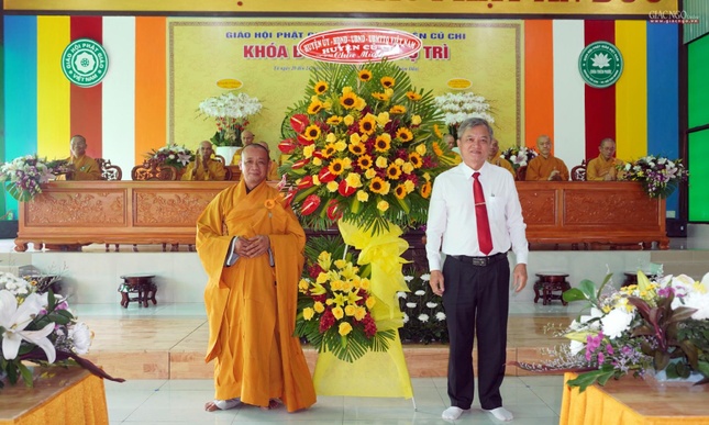 Ông Dương Văn Duyên trao tặng lẵng hoa chúc cho khóa bồi dưỡng thành tựu