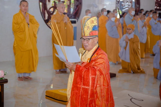 Hòa thượng Thích Thiện Ý thực hiện nghi thức khai kinh bạch Phật