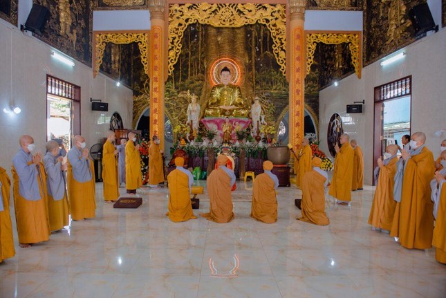 Trang nghiêm khóa lễ tại chánh điện Trang nghiêm khóa lễ tại chánh điện