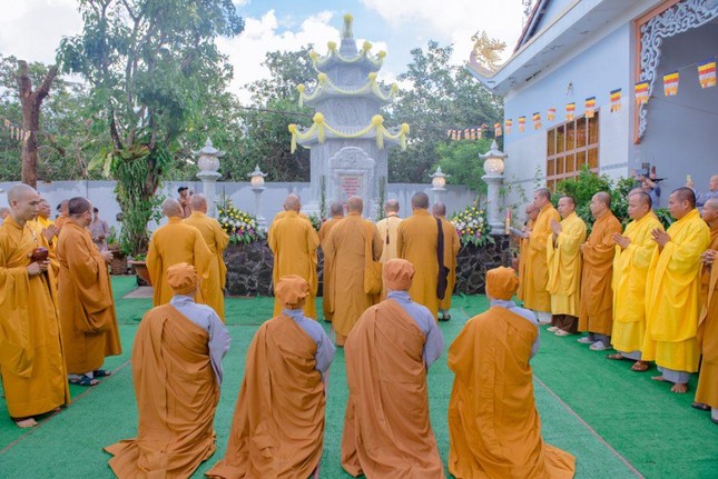 Nhập bảo tháp trong khuôn viên chùa Nhập bảo tháp trong khuôn viên chùa