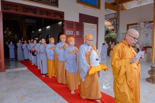 Môn đồ đệ tử thỉnh linh cốt Ni trưởng nhập bảo tháp Môn đồ đệ tử thỉnh linh cốt Ni trưởng nhập bảo tháp