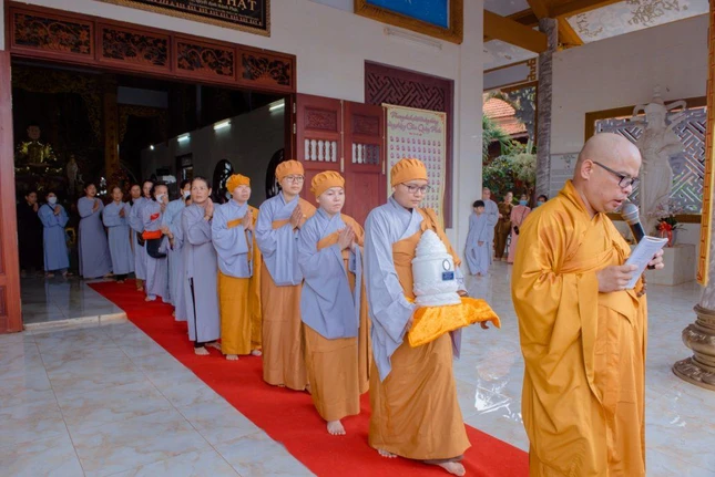 Môn đồ đệ tử thỉnh linh cốt Ni trưởng nhập bảo tháp