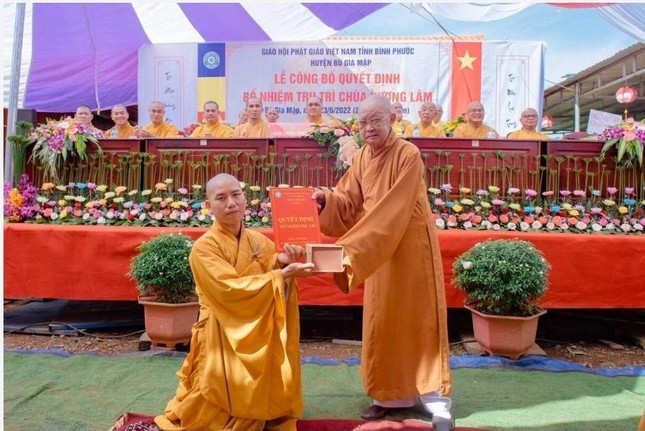 Hòa thượng Thích Từ Tấn trao quyết định bổ nhiệm chùa Hương Lâm
