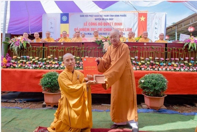 Hòa thượng Thích Từ Tấn trao quyết định bổ nhiệm chùa Hương Lâm