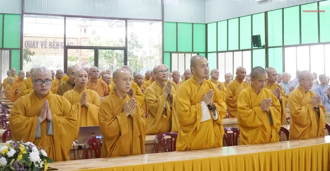 Lắng nghe lời chỉ dạy của Hòa thượng Thích Lệ Trang