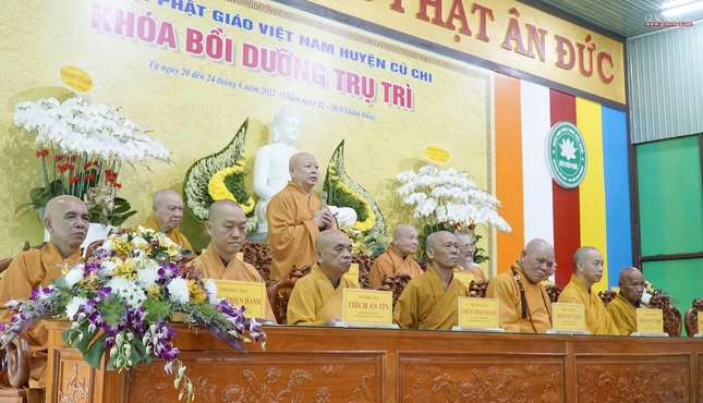 Hòa thượng Thích Lệ Trang phát biểu tại lễ bế giảng