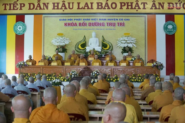 Chư tôn đức chứng minh lễ bế giảng