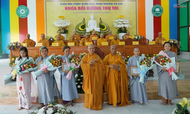 Trao bằng công đức đến Phật tử đã cúng dường trong 5 ngày khóa Bồi dưỡng trụ trì