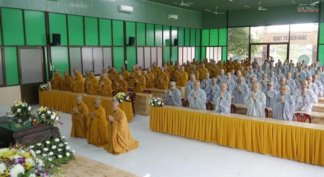 Chư tôn đức Ban tổ chức và học viên dâng lời cảm tạ