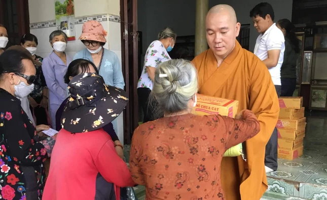 Tặng quà đến bà con khó khăn