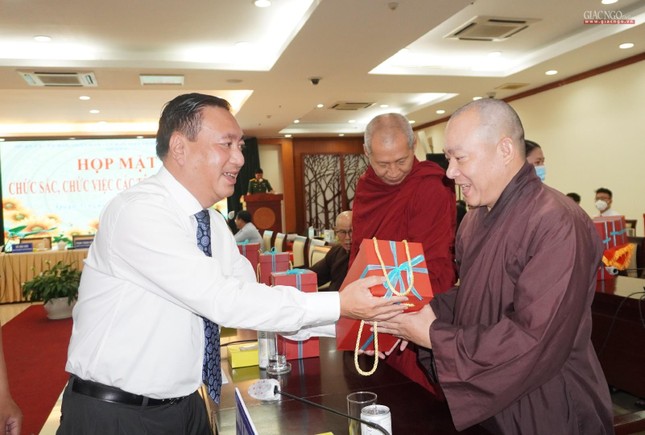 Tặng quà tri ân đến chư tôn đức Phật giáo quận 3 Tặng quà tri ân đến chư tôn đức Phật giáo quận 3