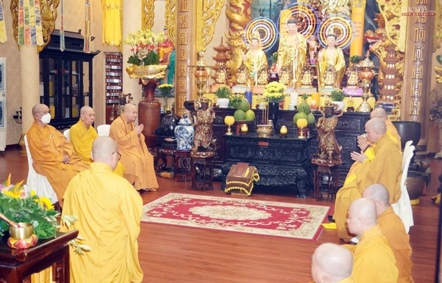 Đại đức Thích Thiện Châu báo cáo số lượng hành giả bố-tát