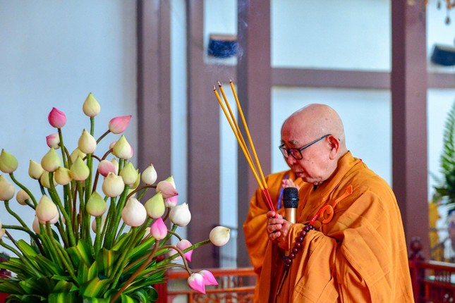 Hòa thượng Thích Như Tín niêm hương bạch Phật Hòa thượng Thích Như Tín niêm hương bạch Phật