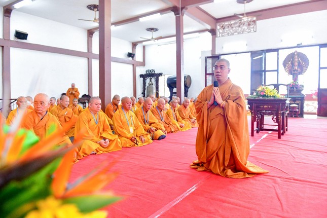 Đại đức Thích Trung Hiếu báo cáo số lượng hành giả bố-tát Đại đức Thích Trung Hiếu báo cáo số lượng hành giả bố-tát