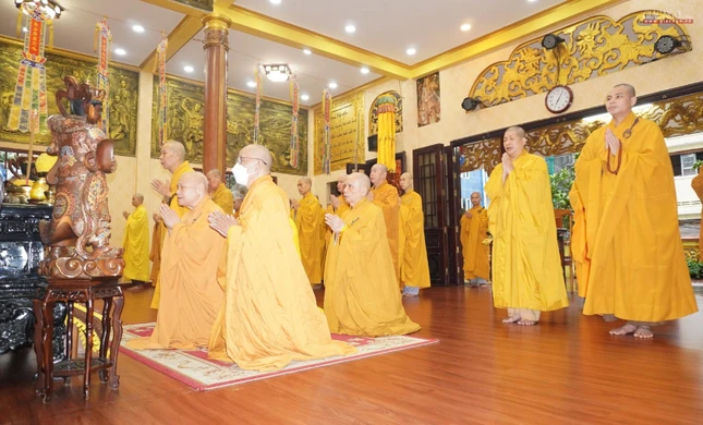 Trang nghiêm khóa lễ tại chánh điện