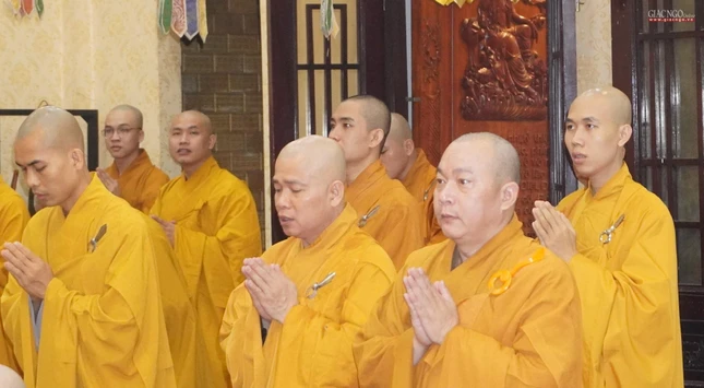 Trang nghiêm đảnh lễ Tam bảo