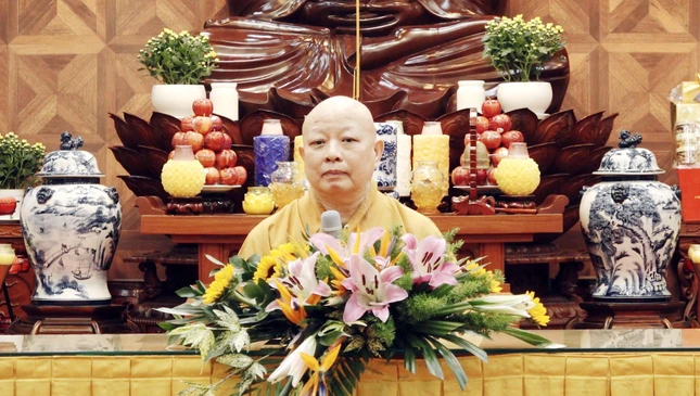 Hòa thượng Thích Lệ Trang, Trưởng ban Trị sự GHPGVN TP.HCM thuyết giảng sau kỳ bồ-tát - Ảnh: Lâm Huy