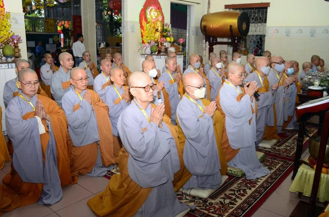 Niêm hương, đảnh lễ Tam bảo