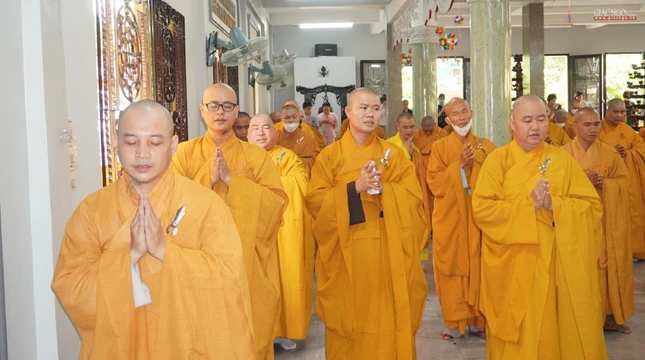 Chư tôn đức trong khóa lễ bố-tát Chư tôn đức trong khóa lễ bố-tát