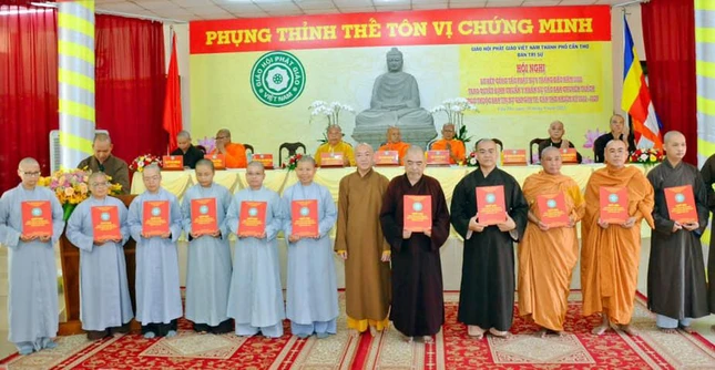 Thượng tọa Thích Bình Tâm trao quyết định chuẩn y đến Ban Hoằng pháp GHPGVN TP.Cần Thơ, do Hoà thượng Thích Minh Thành làm Trưởng ban