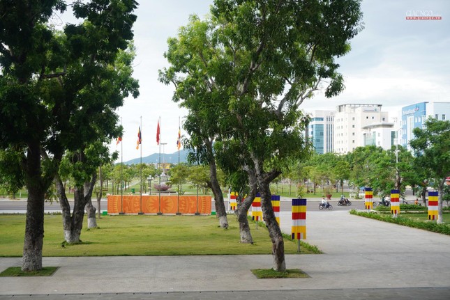 Từ cổng nhìn ra hướng đường Trường Chinh