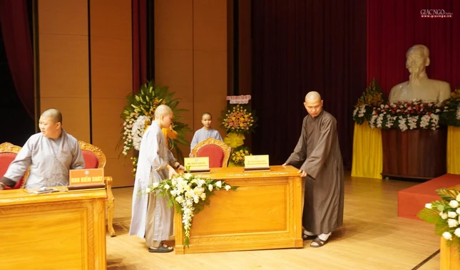 Sắp xếp bàn ghế