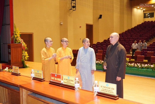 Thượng tọa Thích Đồng Thành, Phó ban Thường trực Ban Trị sự GHPGVN tỉnh Bình Định sắp xếp hướng dẫn khâu cắm hoa