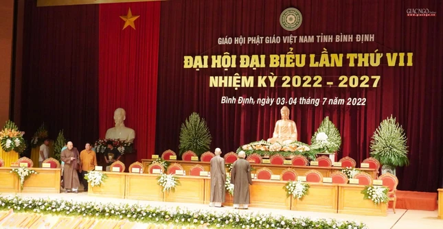 Ngay từ sáng sớm 3-7-2022, chư tôn đức đã có mặt để kiểm tra lại hội trường