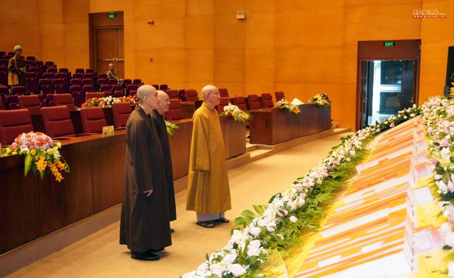 Chư tôn đức kiểm tra lại lần cuối khâu thiết trí