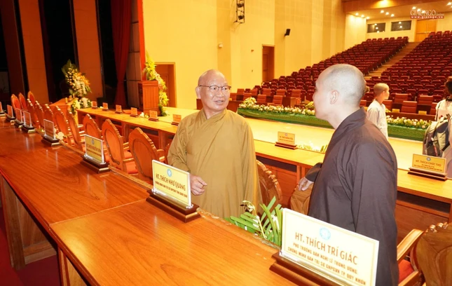 Hòa thượng Thích Nguyên Phước trao đổi chư tôn đức Văn phòng về văn kiện đại hội