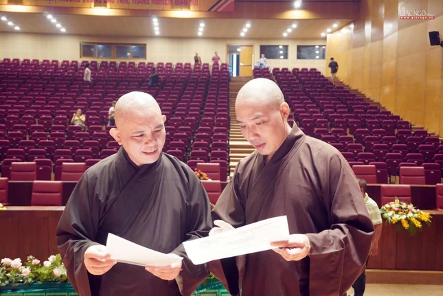 Thượng tọa Thích Đồng Thành, Phó Thường trực Ban Trị sự GHPGVN tỉnh Bình Định; Đại đức Thích Quảng Thái, Phó Thư ký kiêm Chánh Văn phòng Ban Trị sự GHPGVN tỉnh kiểm tra lại khâu kịch bản chương trình phiên trù bị