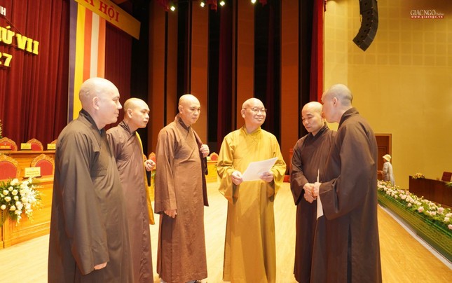 Chư tôn đức thảo luận về kịch bản chương trình phiên trù bị chiều 3-7-2022