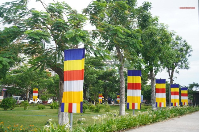 Cờ trên hướng đường Trường Chinh