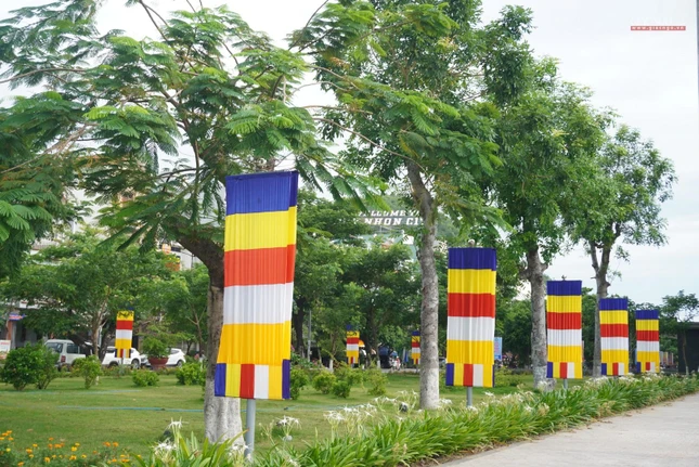 Cờ trên hướng đường Trường Chinh