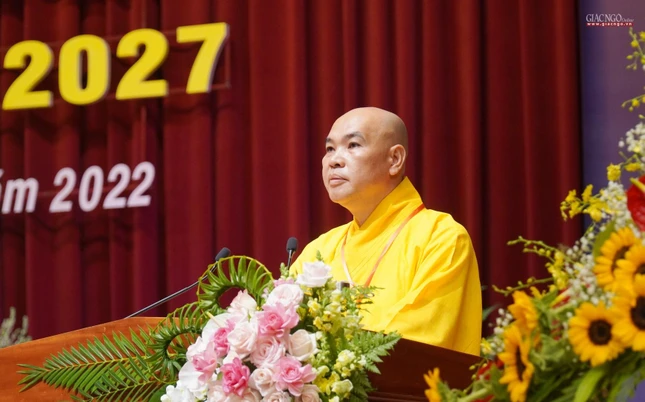 Thượng tọa Thích Nhuận Trí trình dự thảo báo cáo tổng kết Phật sự nhiệm kỳ 2017-2022