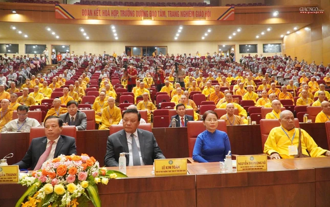 Đại diện chính khách mời chính quyền