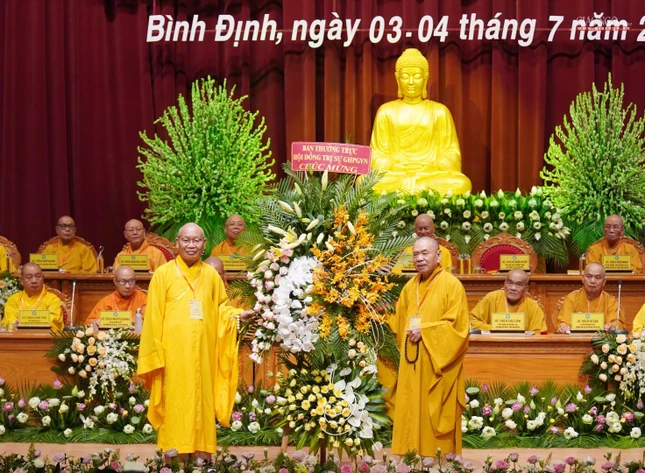 Lẵng hoa chúc mừng của Hội đồng Trị sự do Hòa thượng Thích Thiện Pháp trao tặng