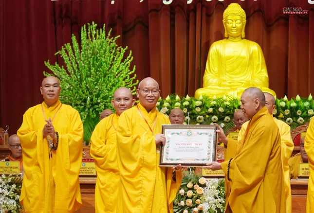 Hòa thượng Thích Thiện Pháp trao Bằng tuyên dương công đức của Hội đồng Trị sự đến tập thể Ban Trị sự GHPGVN tỉnh Bình Định nhiệm kỳ 2017-2022