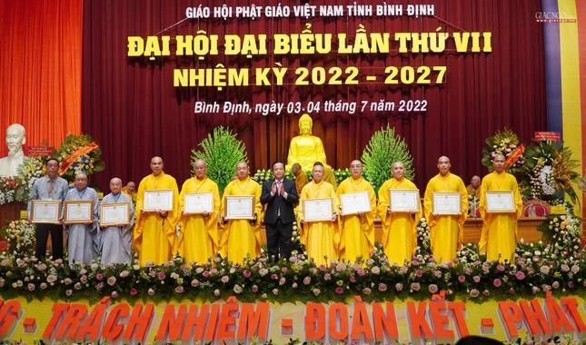 Ủy ban Nhân dân tỉnh Bình Định trao bằng khen đến 11 cá nhân