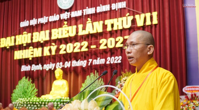 Đại đức Thích Đồng Kim, Phó Thư ký Ban Trị sự GHPGVN tỉnh đọc quyết định tặng Bằng tuyên dương công đức của Ban Trị sự GHPGVN tỉnh