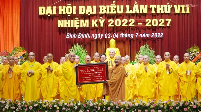 Hòa thượng Thích Thiện Nhơn trao tặng khánh chúc mừng "Phật sự viên thành" đến tân Ban Trị sự GHPGVN tỉnh Bình Định nhiệm kỳ 2022-2027