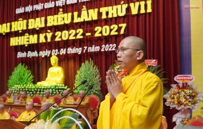 Đại đức Thích Đồng Kim, Phó Thư ký Ban Trị sự GHPGVN tỉnh thay mặt Đoàn Thư ký thông qua nghị quyết Đại hội