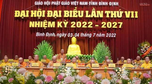 Hòa thượng Thích Thiện Nhơn lấy ý kiến đại biểu và biểu quyết thông qua nhân sự Phật giáo tỉnh Bình Định nhiệm kỳ 2022-2027